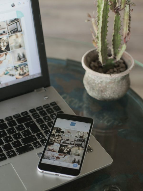 laptop-and-smartphone-on-glass-table-4565775